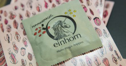 Tierversuchsfrei und vegan: Einige Kondomhersteller achten auf eine umweltfreundliche Produktion.