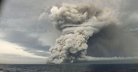 Über dem Vulkan Hunga Ha'apai steigt eine große Asche-, Dampf- und Gaswolke über dem Meeresspiegel auf.