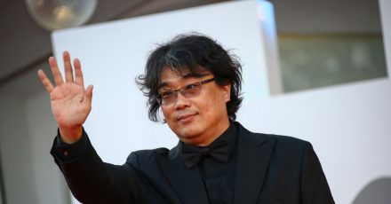 Regisseur Bong Joon Ho winkt bei der Ankunft zur Abschlusszeremonie der 78. Ausgabe der Filmfestspiele von Venedig.