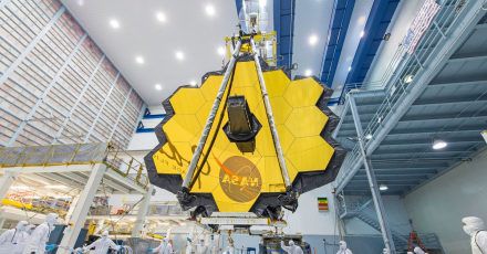 Dieses von der Nasa zur Verfügung gestellte Foto zeigt Techniker mit dem Spiegel des «James Webb»-Teleskops während des Baus.