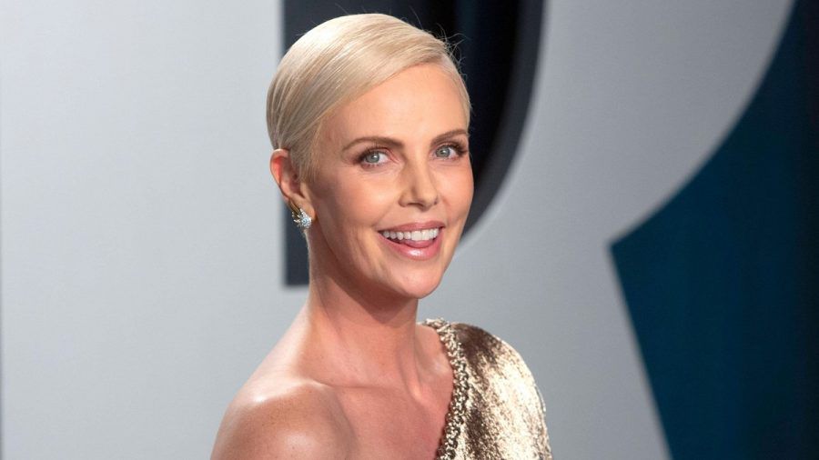 Charlize Theron ist happy. (smi/spot)