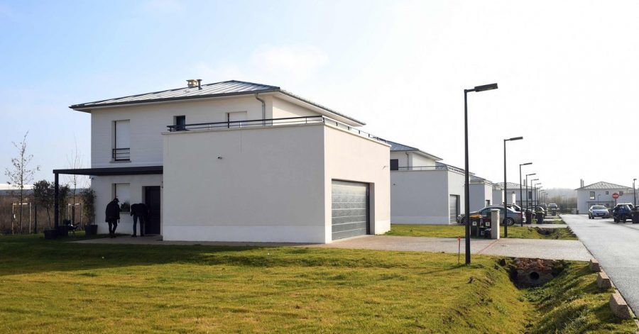 Das Haus eines Paares, dessen 10-jähriger Sohn tot in einem Koffer gefunden wurde.