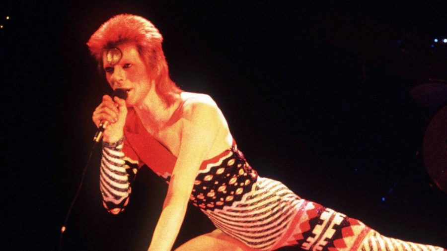 David Bowie als Ziggy Stardust bei einem Konzert in den 70ern. (aha/spot)