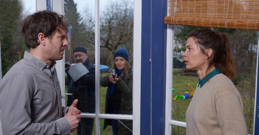 Otto Garber (Florian Martens, 2.v.l.) und Linett Wachow (Stefanie Stappenbeck, 2.v.r.) kommen gerade noch rechtzeitig, bevor die Situation zwischen den Ehepartnern Christian Leutheuser (Steffen Schroeder) und Maya Leutheuser (Meike Droste) eskaliert.