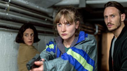 "Tatort: Das Herz der Schlange": Esther Baumann (Brigitte Urhausen, l.) und Pia Heinrich (Ines Marie Westernströer) sind auf Verfolgungsjagd. (cg/spot)