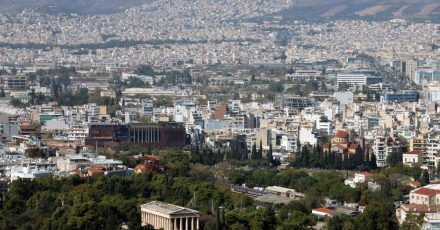 Wer einen tollen Ausblick über Athen sucht, ist auf der Akropolis gut aufgehoben - sie thront hoch oben über den Dächern der Stadt.