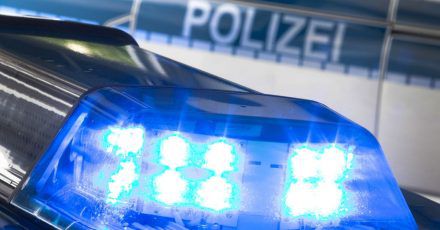 Einsatzkräfte haben in einem Keller in Mistelbach ein lebloses Paar gefunden.
