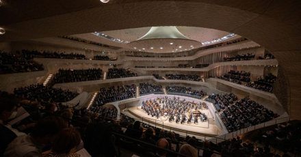 Zahlreiche Zuschauer verfolgen das Festkonzert des NDR Elbphilharmonie Orchesters.