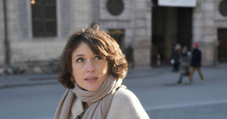 Schauspielerin Sophie Melbinger bei einem Spaziergang in München.