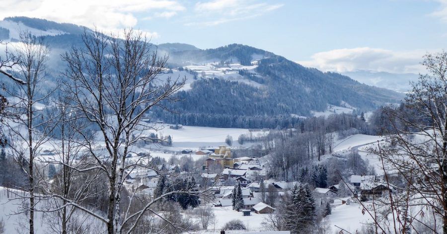 Blick von Oberstaufen in Richtung Süden: dort erstreckt sich die Nagelfluhkette am Horizont.