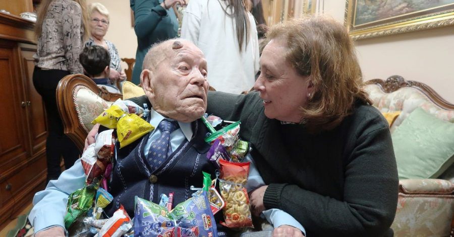 Auf diesem Bild feiert Saturnino de la Fuente seinen 110. Geburtstag.