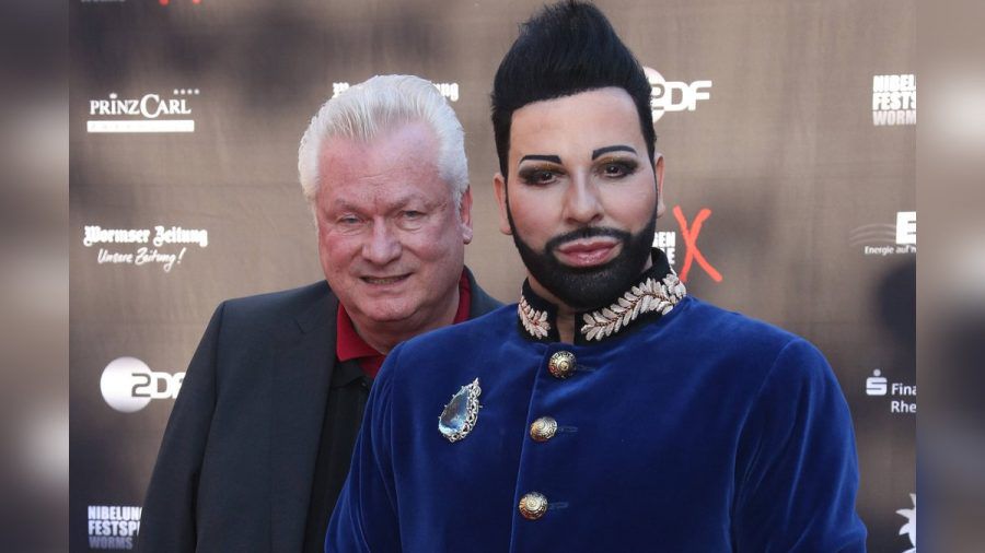 Harald Glööckler (r.) mit Ehemann Dieter Schroth, hier 2015 bei den Nibelungen-Festspielen. (smi/spot)