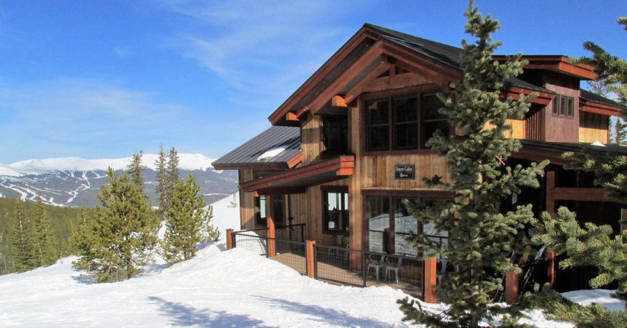 Zweistöckig mit Doppelgiebel, Veranda, Sauna, Solaranlage und Indoor-Komposttoiletten ist die 14-Personen-Herberge «Sisters Cabin» viel mehr rustikale Villa als schlichte Hütte.