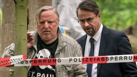 "Tatort: Des Teufels langer Atem": Kommissar Thiel (Axel Prahl) trifft mit Professor Boerne (Jan Josef Liefers) am Tatort ein. (cg/spot)