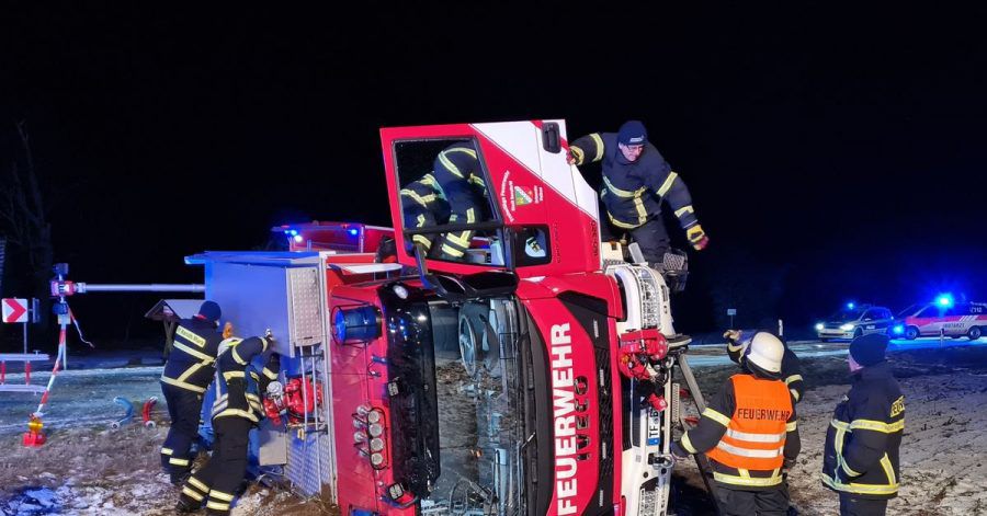Helfer in Not: In Brandenburg verunglückte ein Feuerwehr-Fahrzeug auf dem Weg zu einem Unfall mit zwei Lkw.