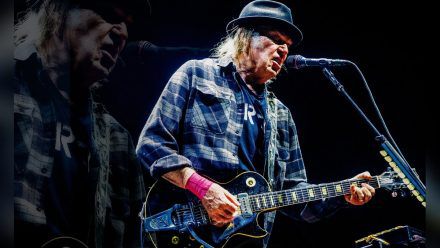 Neil Young ist im Streit mit Spotify. (mia/spot)