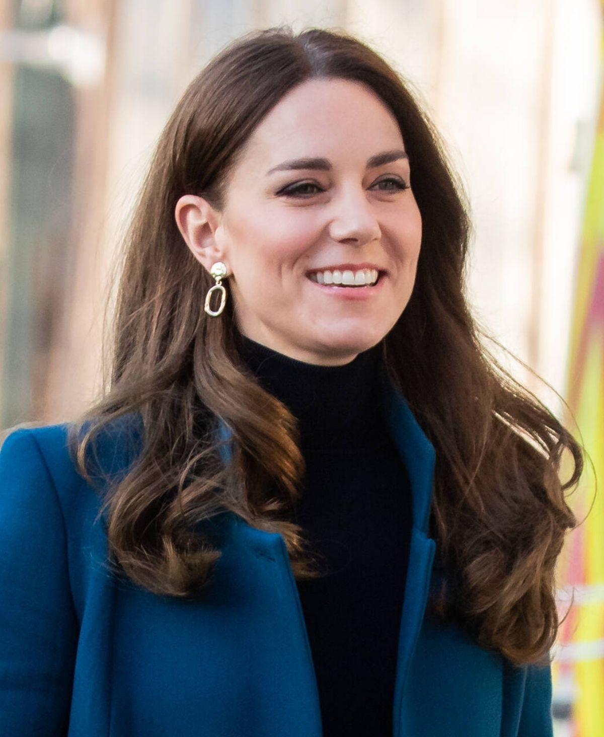 Billigschmuck und recycltes Kleid: Werden Herzogin Catherine und Königin Letizia zu Normalos?