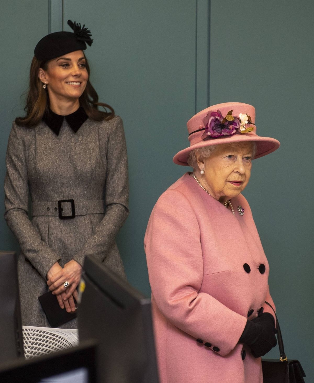 Billigschmuck und recycltes Kleid: Werden Herzogin Catherine und Königin Letizia zu Normalos?