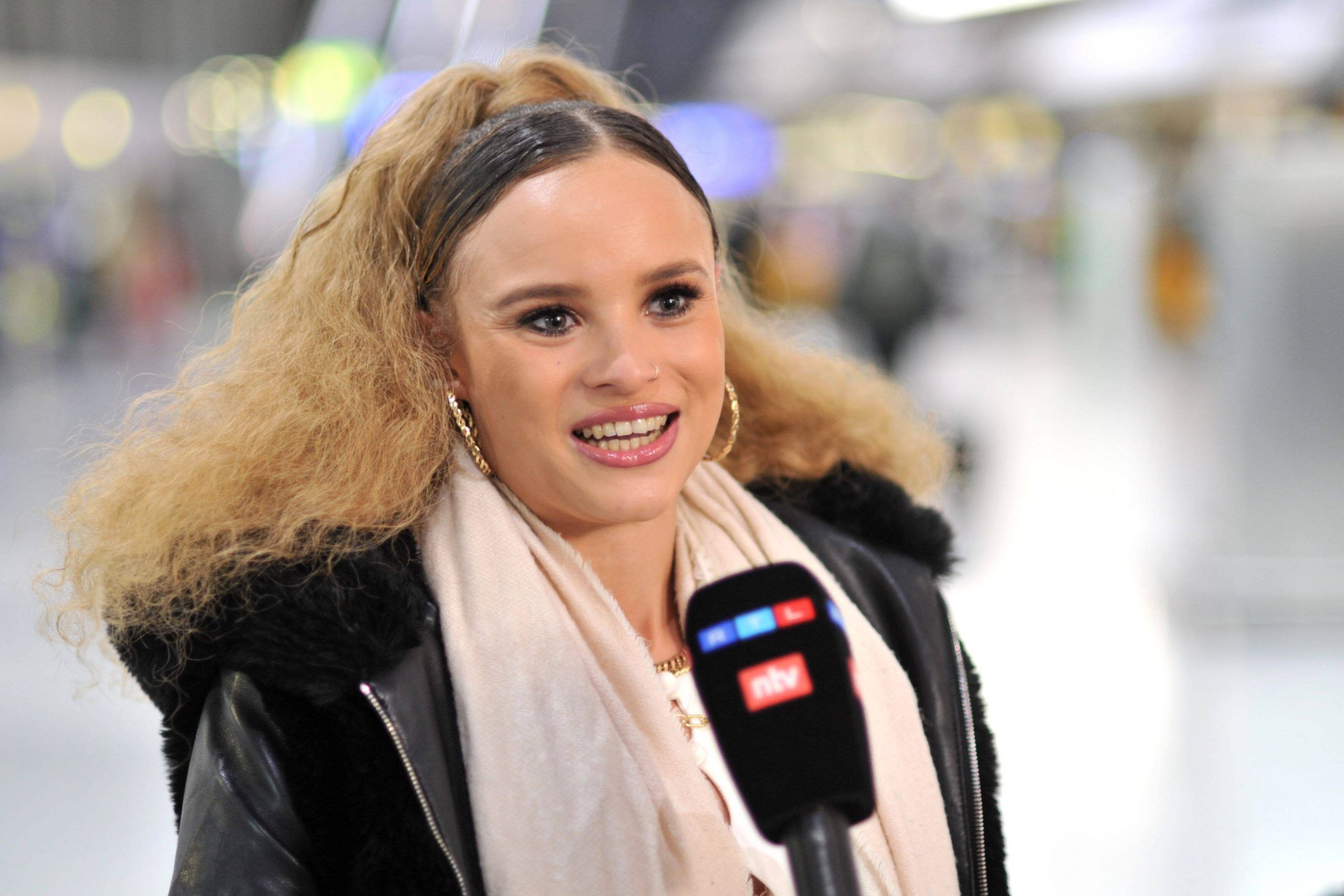 „Dschungelcamp 2022": Christin Okpara rastet am Flughafen aus – belügt sie gerade ihre Follower?