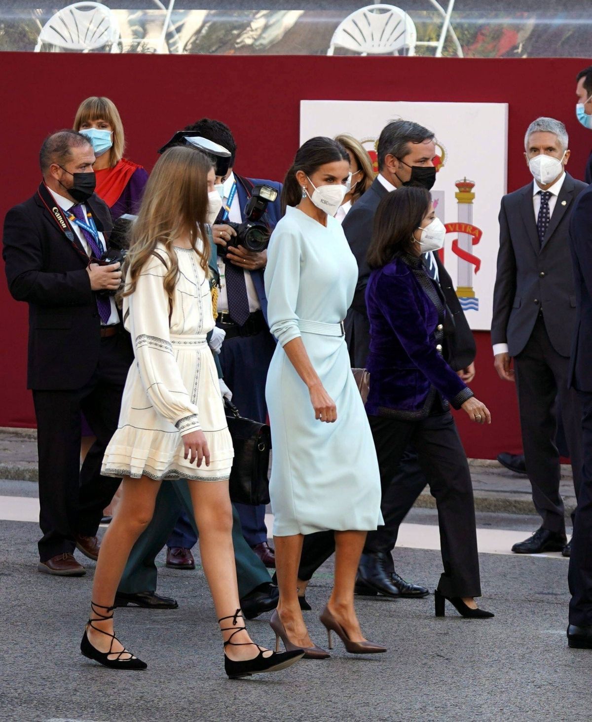 Billigschmuck und recycltes Kleid: Werden Herzogin Catherine und Königin Letizia zu Normalos?