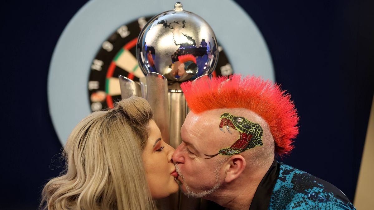 Schrille Looks, Schlangenköpfe: So tickt Dart-Weltmeister und Entertainer Peter Wright" class="size-full wp-image-1205164