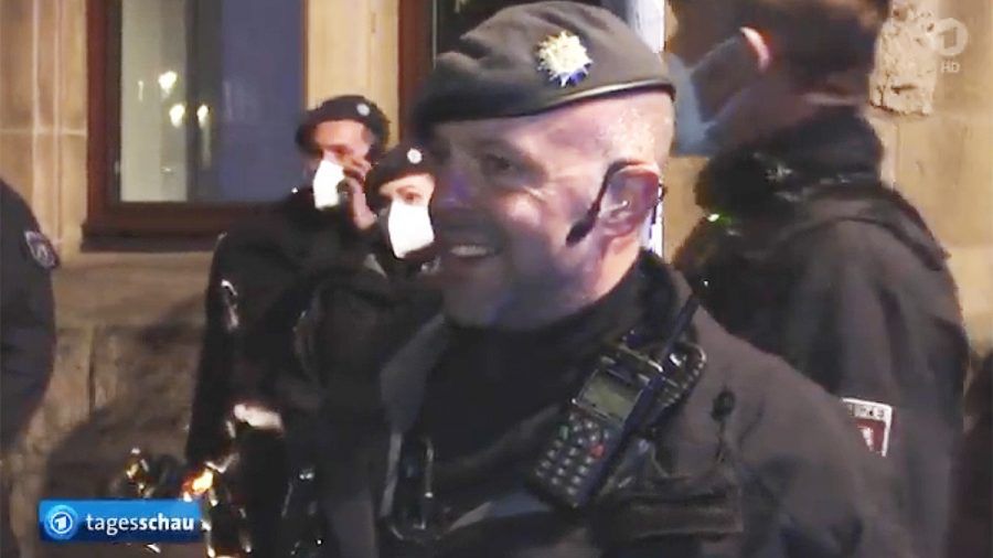 Diese klare Ansage eines Polizisten wird zum Video-Hit im Netz!