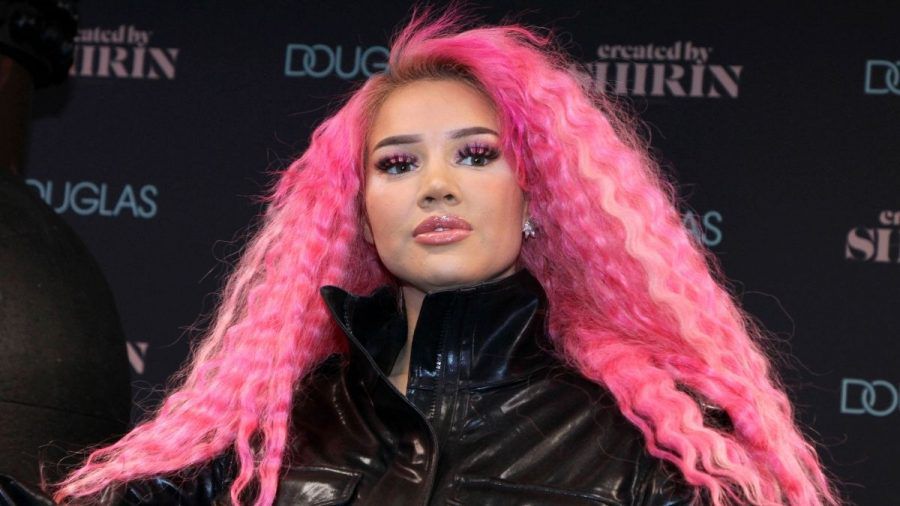 Shirin David zeigt stolz ihren Vorrat an Gras!