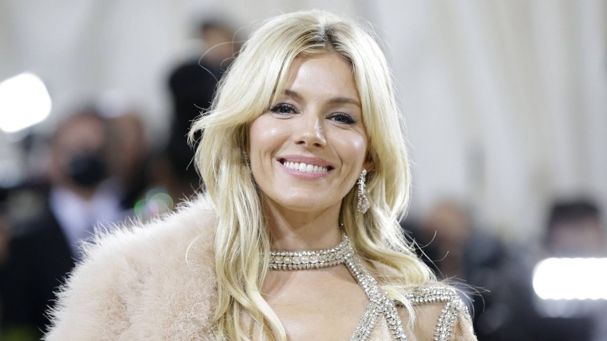 Was geht denn da bei Cara Delevingne und Sienna Miller? Heiße Zungenspiele in der Öffentlichkeit – zu dritt!