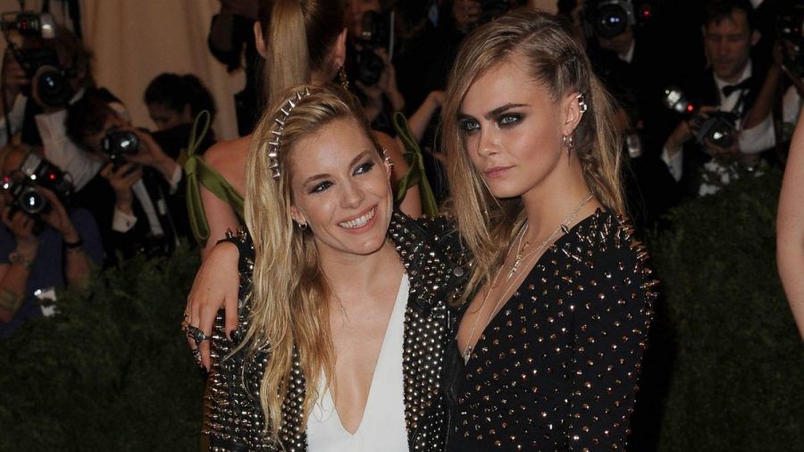 Was geht denn da bei Cara Delevingne und Sienna Miller? Heiße Zungenspiele in der Öffentlichkeit – zu dritt!