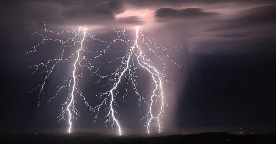 Blitze entladen sich über der Santa Rosa Plain in der Nähe von Healdsburg im US-Bundesstast Kalifornien. (Archivbild)
