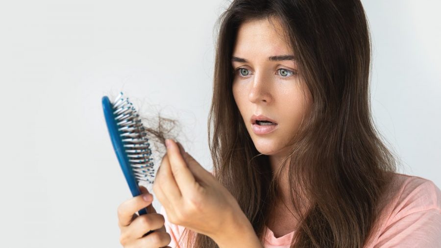 Frauen verlieren etwa 100 Haare pro Tag. (ncz/hk/spot)