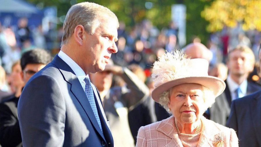 Queen Elizabeth II. und ihr Sohn Prinz Andrew. (dr/spot)