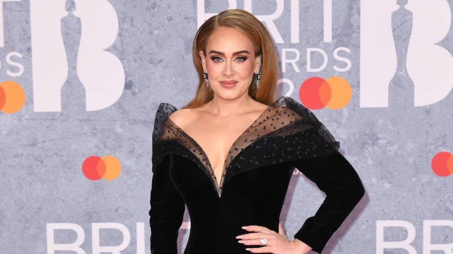 Adele während ihrer Ankunft bei den Brit Awards 2022. (wue/spot)