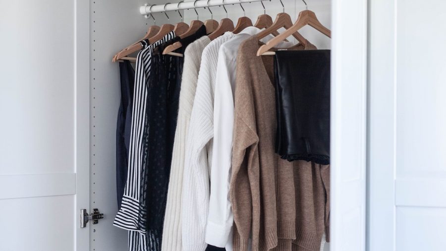 Die perfekte Capsule Wardrobe besteht aus 20 bis 30 Kleidungsstücken. (ncz/spot)