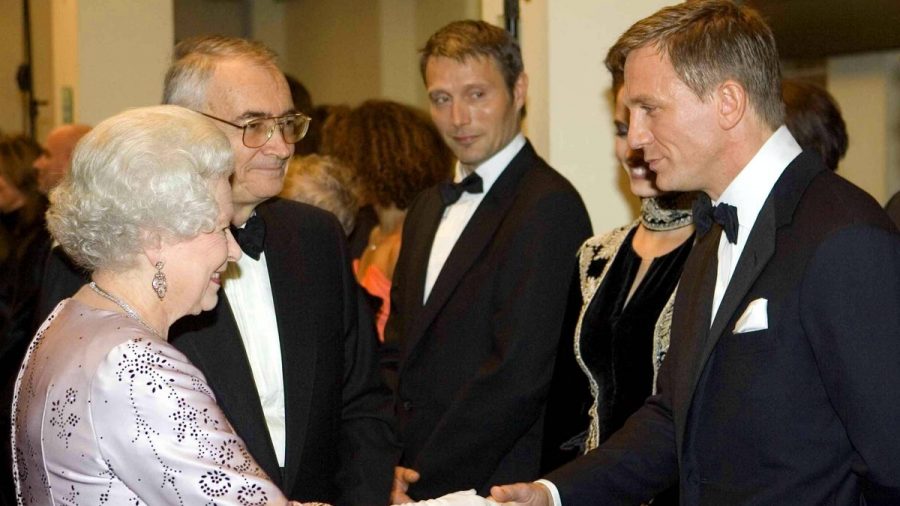 Bei der Premiere von "Casino Royale" im Jahr 2006 traf James-Bond-Darsteller Daniel Craig auf Queen Elizabeth II. (ncz/spot)