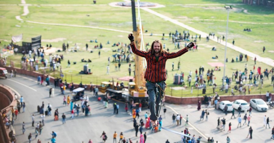 Alexander Schulz läuft in 30 Metern Höhe in Neu Delhi vor dem Palast und UNESCO-Weltkulturerbe Red Fort über die Slackline.