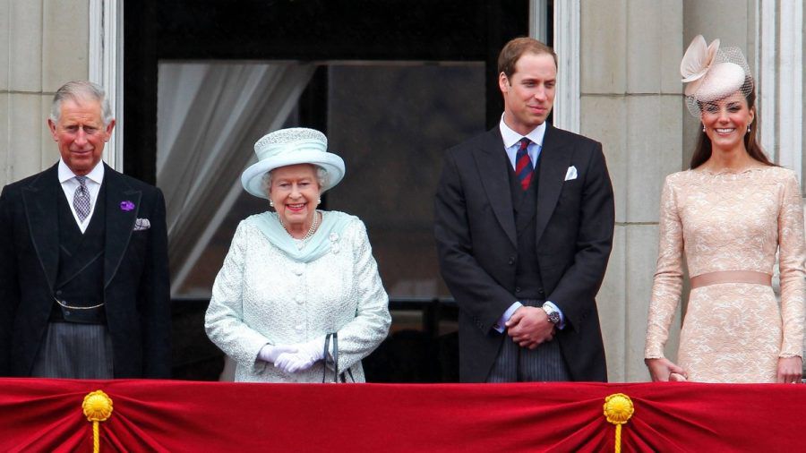 Queen Elizabeth II. (Mitte) anlässlich ihres Diamantenen Thronjubiläums im Jahr 2012 auf dem Balkon des Buckingham Palastes mit Prinz Charles (l.), Prinz William und Herzogin Kate. (ili/spot)