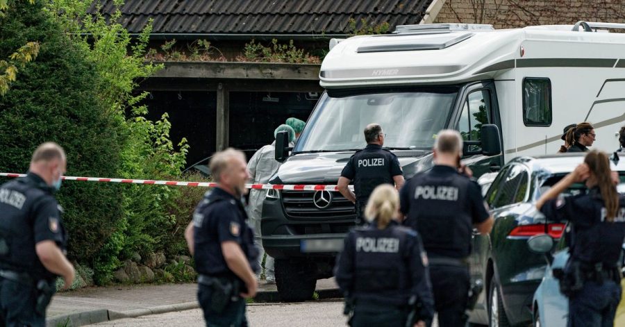 Polizisten untersuchen das Haus in Dänischenhagen bei Kiel, in dem zwei Tote gefunden wurden (Archivbild).