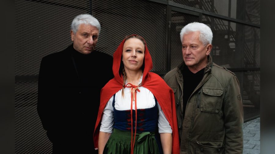 "Tatort: Kehraus": Franz Leitmayr (Udo Wachtveitl, li.) und Ivo Batic (Miroslav Nemec) befragen das "Rotkäppchen" Silke Weinzierl (Nina Proll) . (cg/spot)