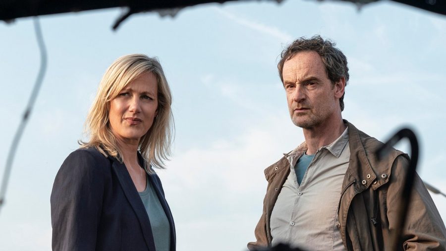 "Tatort: Liebe mich!": Martina Bönisch (Anna Schudt) und Peter Faber (Jörg Hartmann) betrachten das ausgebrannte Auto, das ihrer Kollegin gehört. (cg/spot)