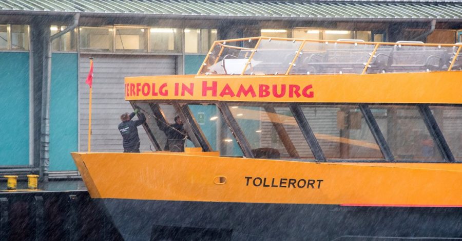 Auf stürmischer Fahrt über die Elbe hat eine große Welle die Frontscheiben der Hamburger Hafenfähre zerschlagen.