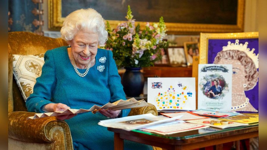Queen Elizabeth II. amüsiert sich über alte Glückwunschkarten. (ncz/spot)