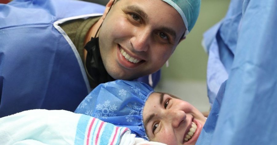 Lian und Ram Cohen nach der Geburt ihres zweiten Kindes – eines Sohnes - am 22.02.2022 um 14.22 Uhr.
