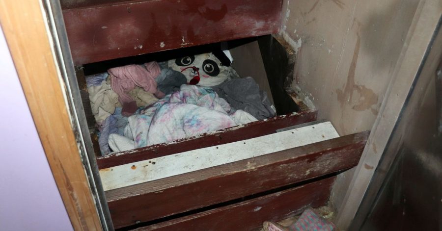 Unter einer Treppe wurde das vermisst gemeldete Mädchen versteckt.