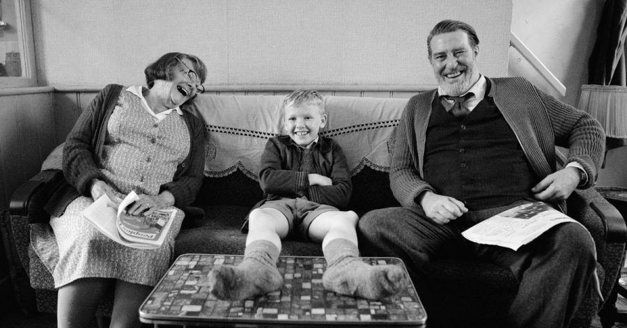 Judi Dench (l.) als Granny, Jude Hill (m.) als Buddy und Ciarán Hinds als Pop in einer Szene des Films "Belfast"