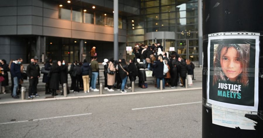 Menschen vor dem Gerichtsgebäude in Grenoble: Die Staatsanwaltschaft fordert für den Angeklagten eine lebenslange Haftstrafe.