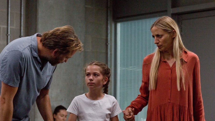 "Eine riskante Entscheidung": Emily (Jasmin Kraze, M.) verlässt mit ihren Eltern Michael (Christian Erdmann) und Nicole Wagner (Annika Blendl) die Klinik. (cg/spot)