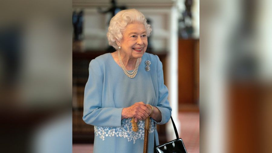 Queen Elizabeth II. mit Prinz Philips liebstem Gehstock am Tag ihres 70. Thronjubiläums. (ili/spot)