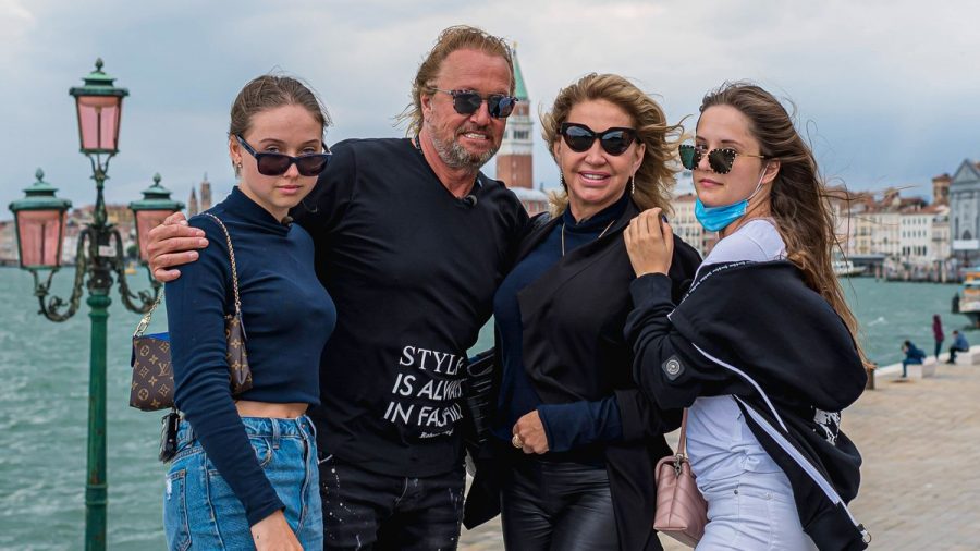 Robert und Carmen Geiss mit ihren Töchtern Shania (l.) und Davina bei Dreharbeiten in Venedig. (ncz/spot)