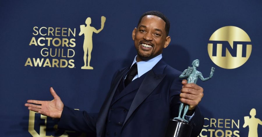 Will Smith posiert bei den bei den Screen Actors Guild Awards (SAG-Awards) mit seiner Trophäe.